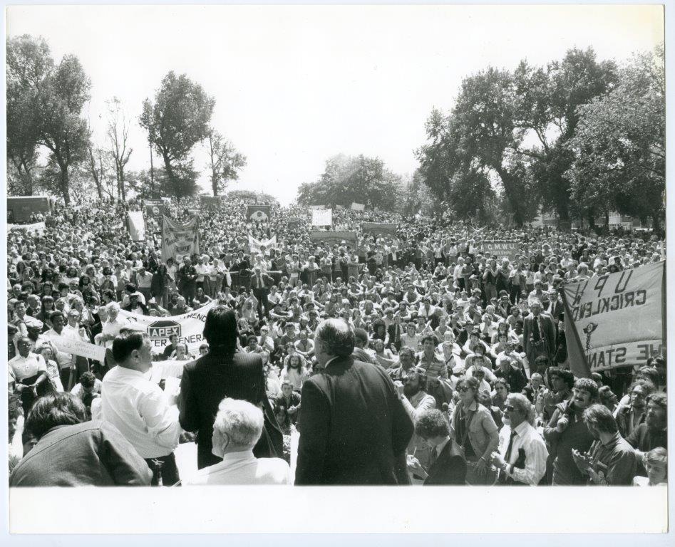A general view during a mass meeting of the Grunwick demonstrators in the local park at Willesden, 11 July 1977 © AM Keystone
