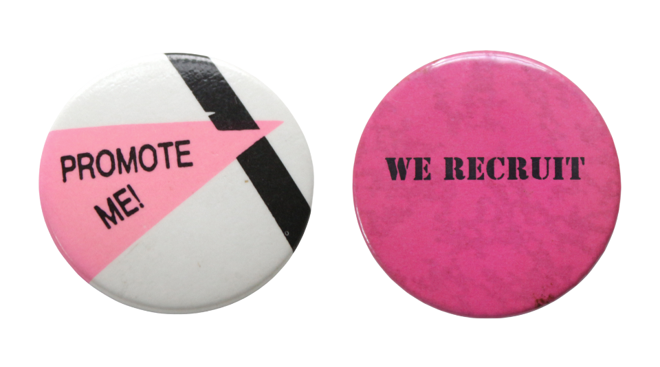 A round white badge with a pink triangle on the left side, containing the text in black ’PROMOTE ME!’ and a round pink badge that reads in black ‘WE RECRUIT’.